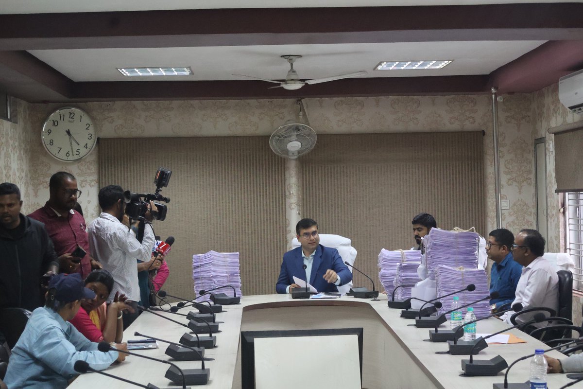 DarjeelingDico's tweet photo. District Election Officer, Darjeeling handed over the hard copies of the voter lists to the representatives of the political parties at Siliguri, West Bengal today. https://t.co/ivNwEr1lc3