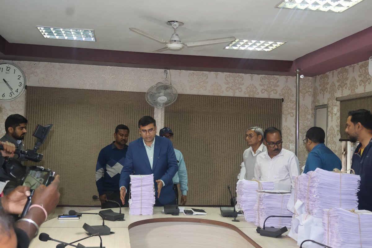 DarjeelingDico's tweet photo. District Election Officer, Darjeeling handed over the hard copies of the voter lists to the representatives of the political parties at Siliguri, West Bengal today. https://t.co/ivNwEr1lc3