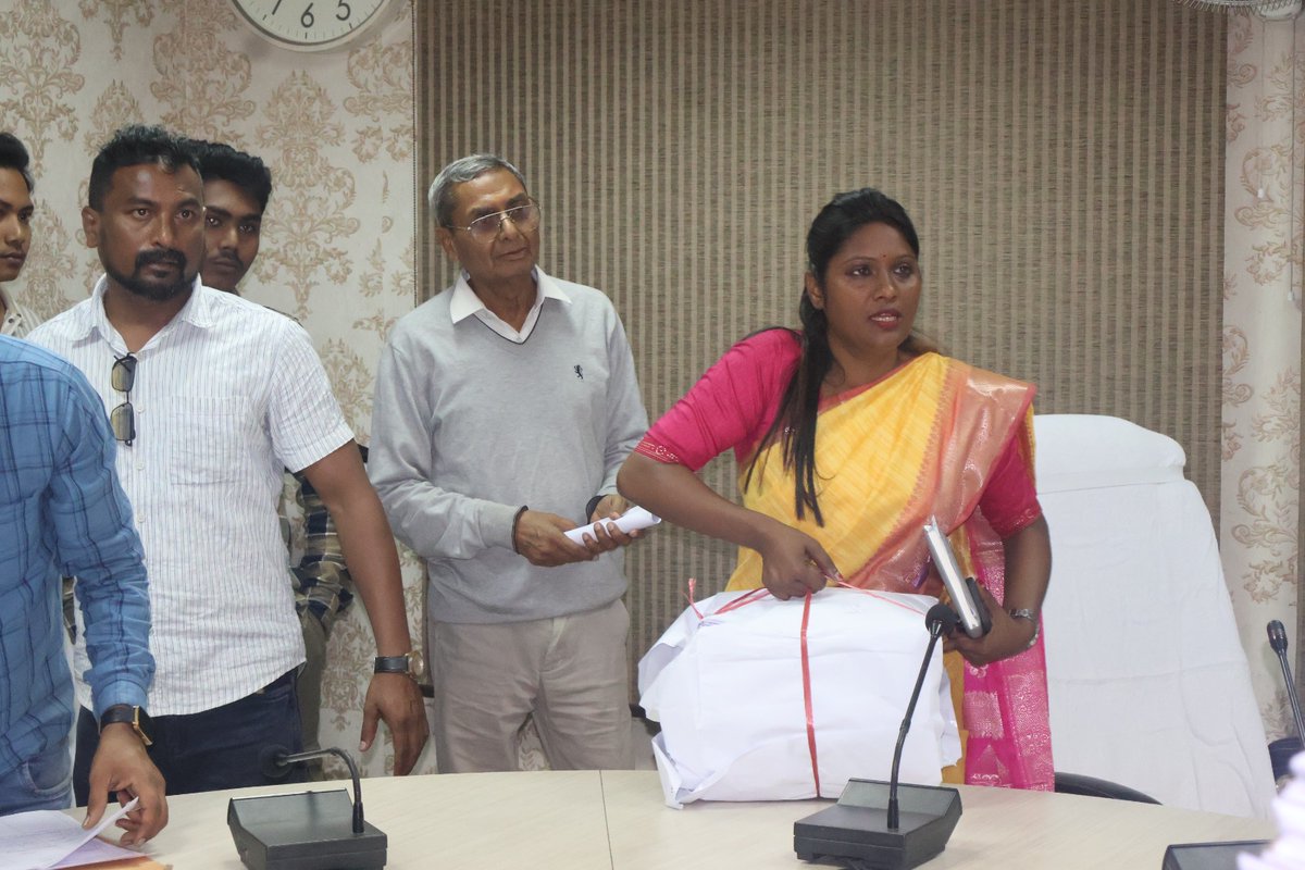 DarjeelingDico's tweet photo. District Election Officer, Darjeeling handed over the hard copies of the voter lists to the representatives of the political parties at Siliguri, West Bengal today. https://t.co/ivNwEr1lc3