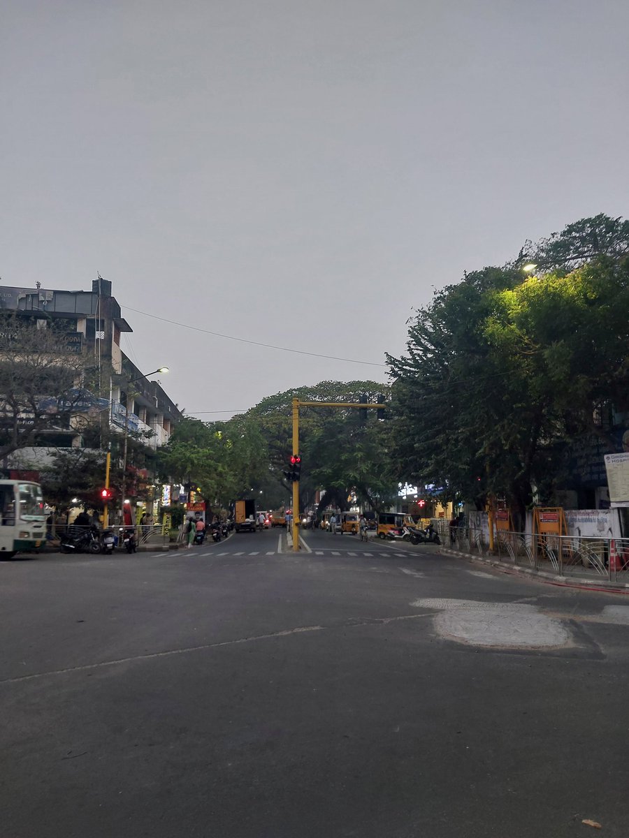 joe552048's tweet photo. A traffic signal located in Billroth Hospital junction in R.A. Puram has improper alignment on most sides of the junction, which creates confusion for motorists driving in that stretch. @ChennaiTraffic please inspect the stretch and fix the issue at the earliest. https://t.co/Dt7KtH5HSj