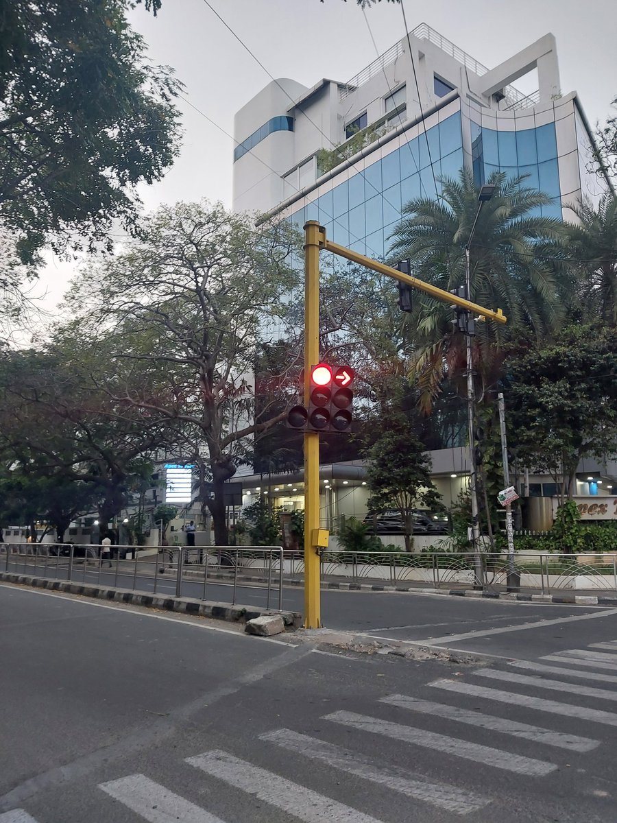 joe552048's tweet photo. A traffic signal located in Billroth Hospital junction in R.A. Puram has improper alignment on most sides of the junction, which creates confusion for motorists driving in that stretch. @ChennaiTraffic please inspect the stretch and fix the issue at the earliest. https://t.co/Dt7KtH5HSj