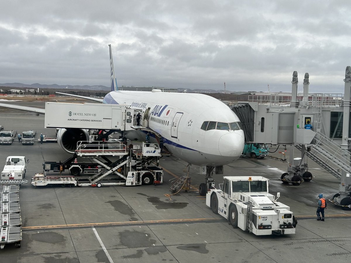 ana53hndcts's tweet photo. 今日は4回JA751Aに乗れて良かった✈️
羽田発は2便とも快適でしたが、千歳発は2便とも外人が多く民度低すぎでした
#ANA #JA751A https://t.co/cGm6TYRco6