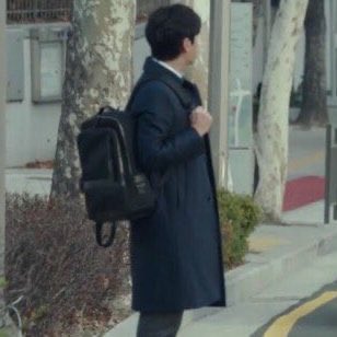 시목이 귀여운점:  핑크보자기들고다니는거,휴게소가면알감자사먹는거,서류가방들사이에서맨날백팩매고다니는거, 그리고 음치임   어너존귀인거축하해