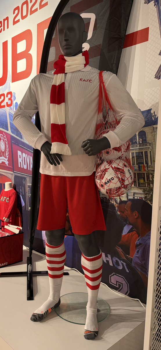 Onze Reds treden straks aan in een unieke retro-outfit 🔴⚪️

#rafc #antstv #AntwerpSTVV #jpl ⚽️