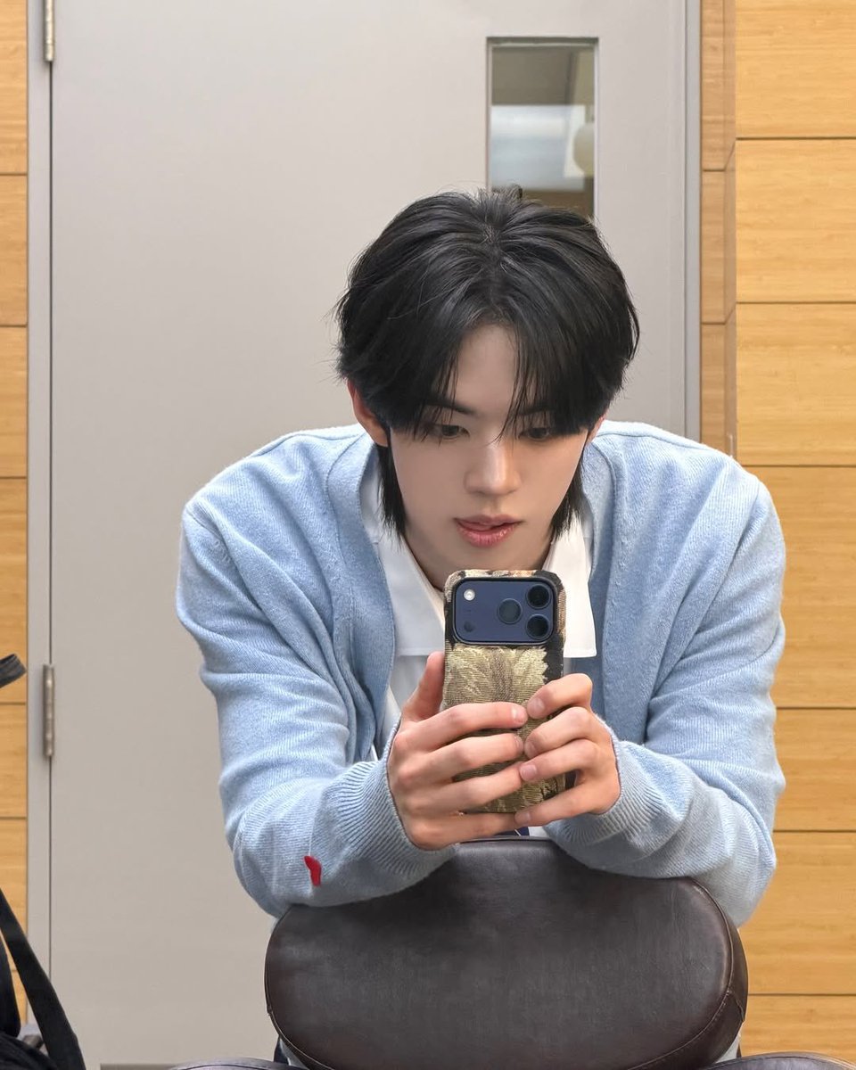 YuDdoee_42's tweet photo. 260228 투어스 공식 인스타그램✨

음중MC 1주년🎉🎉

#투어스 #TWS #도훈 #DOHOON https://t.co/qSOKvO9oXt