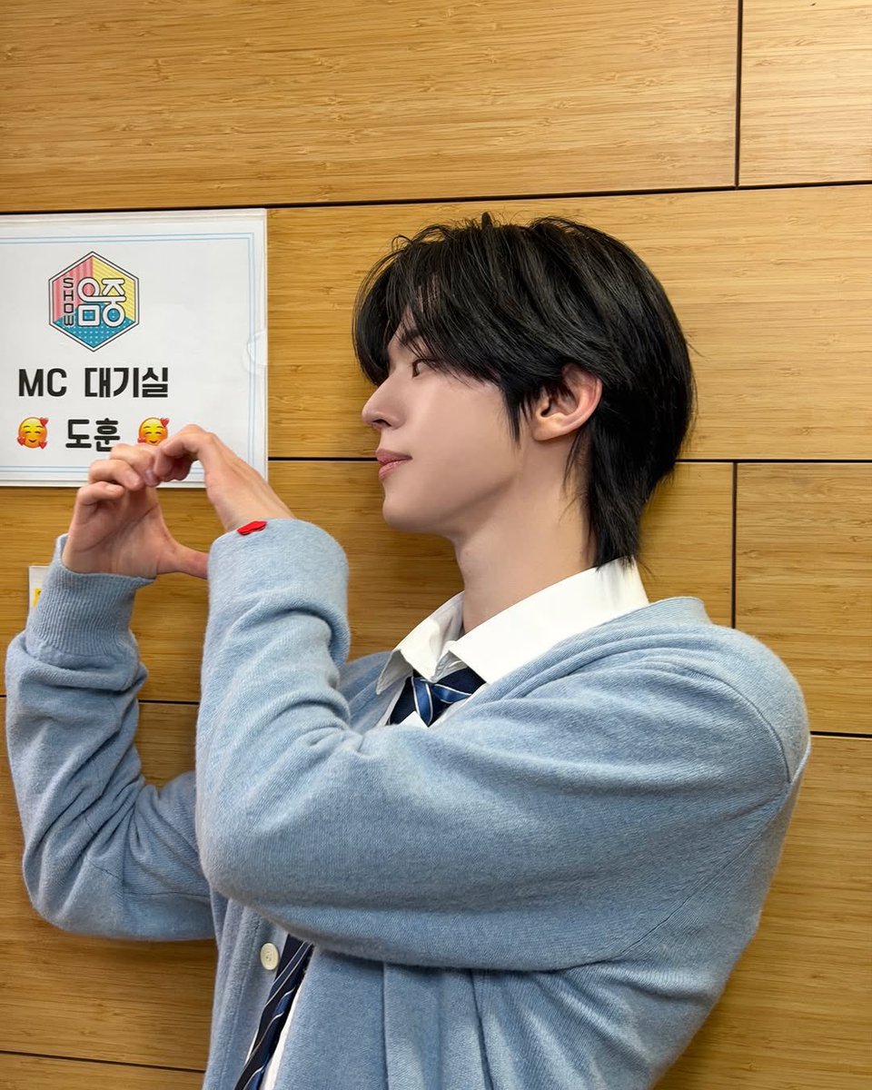 YuDdoee_42's tweet photo. 260228 투어스 공식 인스타그램✨

음중MC 1주년🎉🎉

#투어스 #TWS #도훈 #DOHOON https://t.co/tMo3X9Dr9F