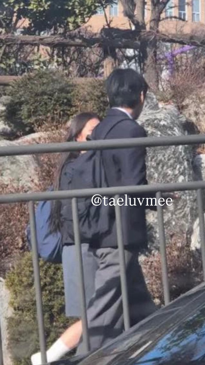 하시발 뷔옵 교복입었다고? 옆에...