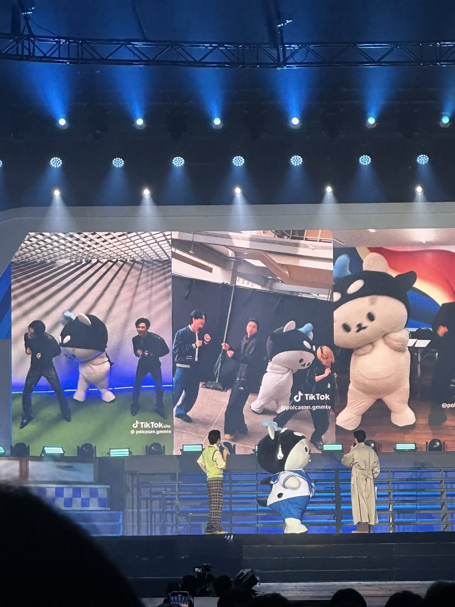 นิวเล่าว่าจอนกับยูตะเลือกเต้น I am Polcasan เวอร์ชั่นจริงจัง 5555555 แล้วบอกว่าอันนี้เวอร์ชั่นจริงจังแล้วหรอครับ ไม่น่า พี่เขาเลยใส่สุดเลย 55555555555554