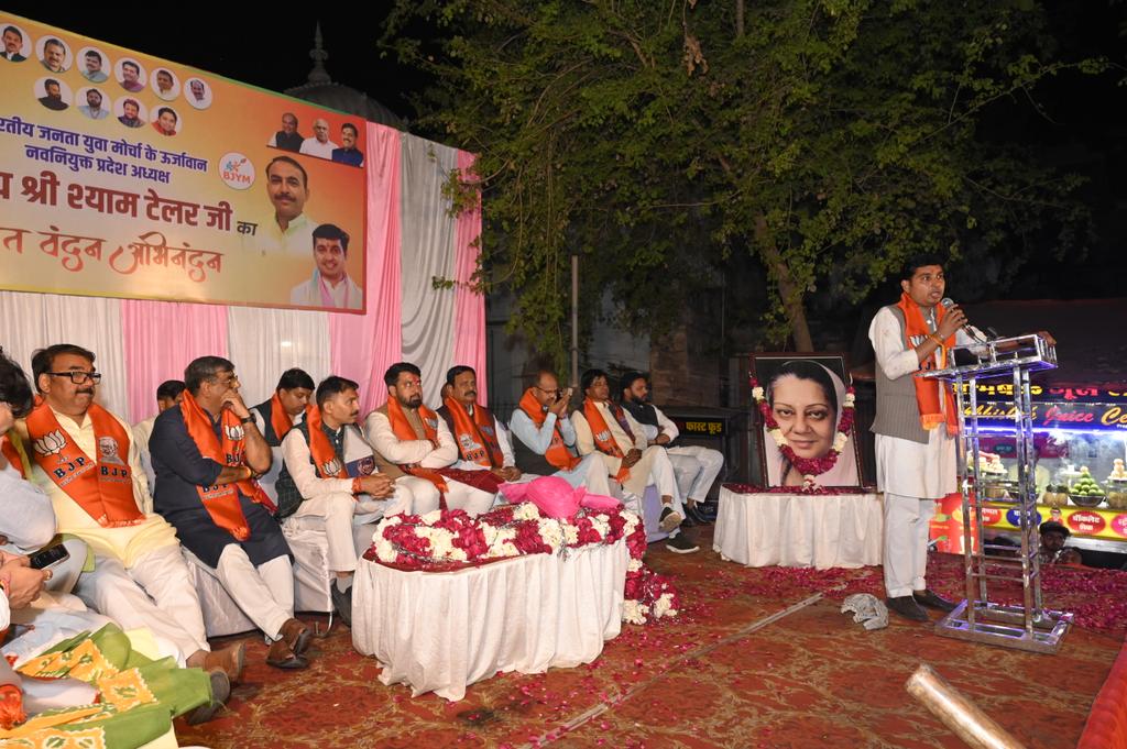 Prateek Tiwari (प्रतीक) tweet media