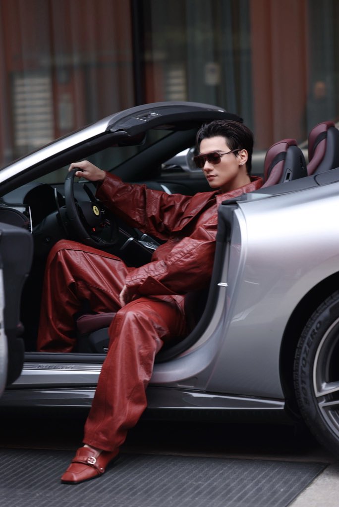 อยู่ไทยนั่งวินมอไซ                     อยู่มิลานนั่งเฟอรารี่

KENG WITH FERRARI FW26 
#FERRARIXKENGHARIT
#KENGHARITWITHFERRARI