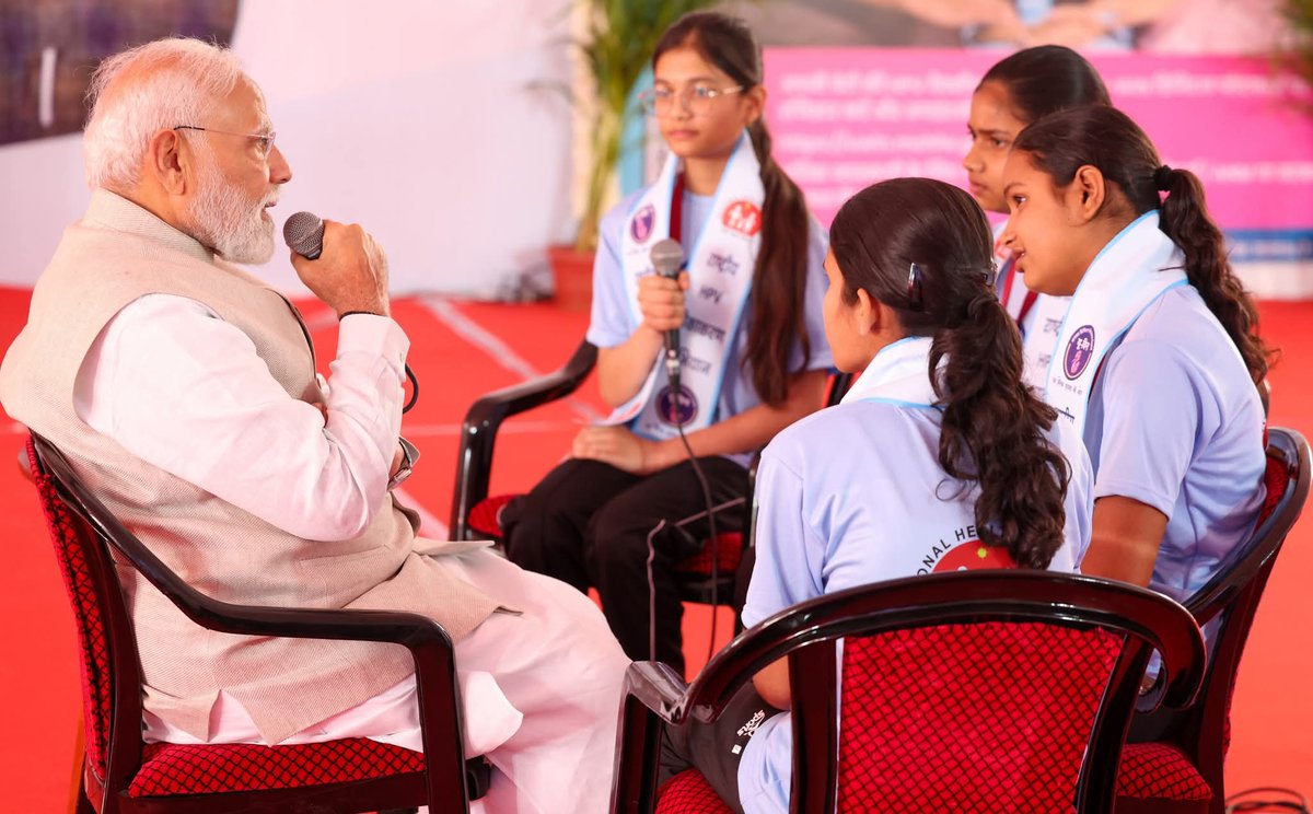 प्रधानमंत्री श्री Narendra Modi ने आज राजस्थान के अजमेर से 14 वर्ष की आयु की लड़कियों के लिए HPV टीकाकरण के राष्ट्रव्यापी अभियान का शुभारंभ किया और छात्राओं के साथ संवाद भी किया।