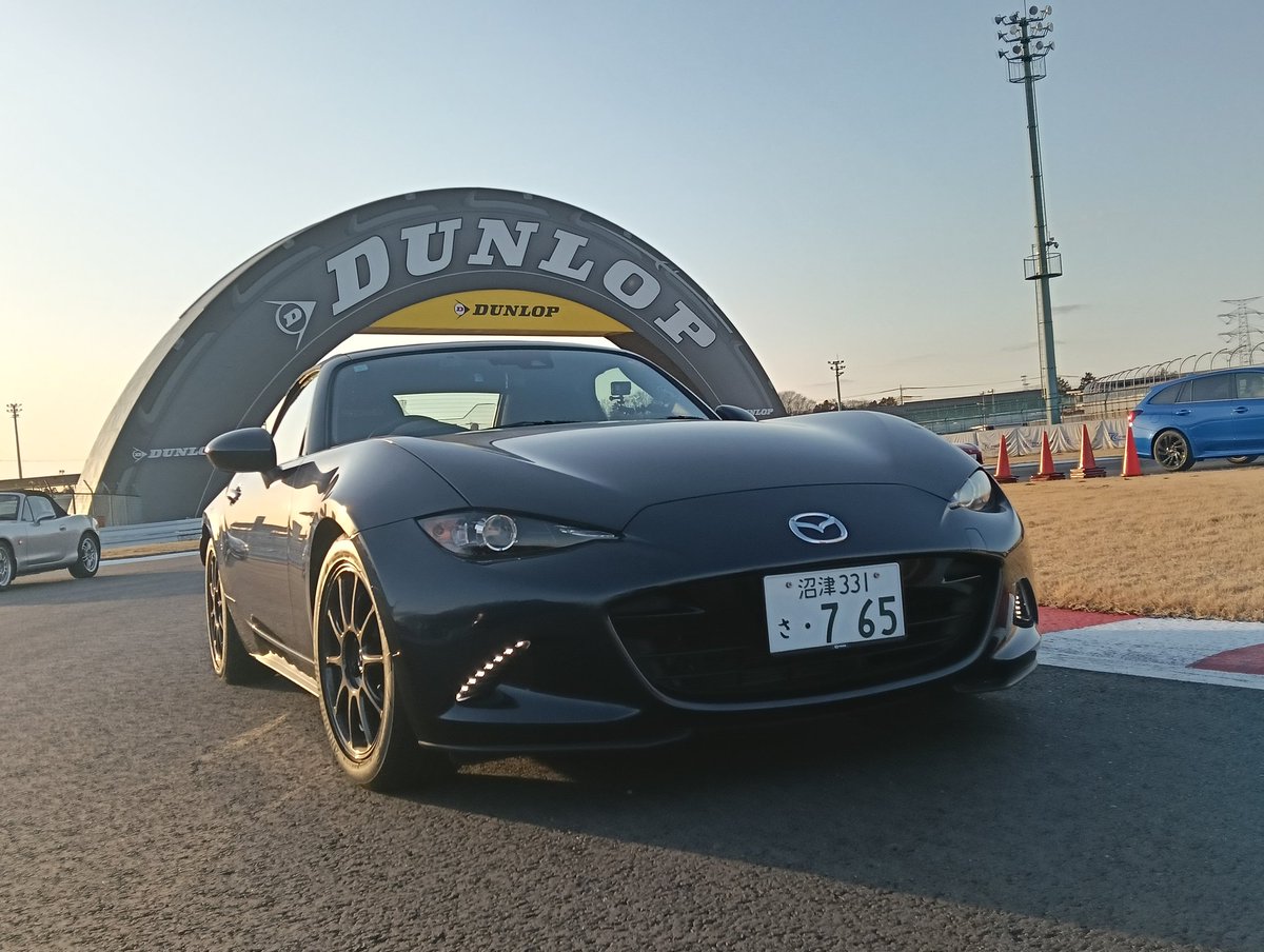 Exp_HITACHI's tweet photo. 今日は筑波サーキットの体験走行へ
人生初のTC2000　体験だからゆっくりスロー走行かなと思ったら結構速くてびっくり
最後はコース内で記念撮影タイム
ダンロップ下で4輪じゃ入れない2輪シケインとショートカットでパシャリ
いつかはちゃんと全開走行したいな〜
#蝶っとみて屋 https://t.co/k9ONLGMENa