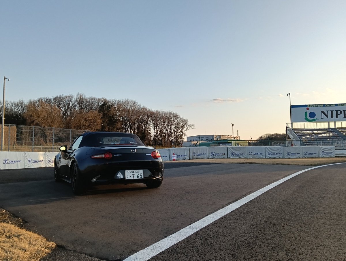 Exp_HITACHI's tweet photo. 今日は筑波サーキットの体験走行へ
人生初のTC2000　体験だからゆっくりスロー走行かなと思ったら結構速くてびっくり
最後はコース内で記念撮影タイム
ダンロップ下で4輪じゃ入れない2輪シケインとショートカットでパシャリ
いつかはちゃんと全開走行したいな〜
#蝶っとみて屋 https://t.co/k9ONLGMENa
