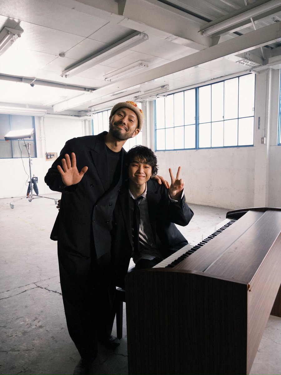touya_0123's tweet photo. Music Video観てくれましたか?
素敵な花を添えてくれた御三方。
終始魅了されっぱなしで、ぎこちない身体がずっと揺れてた。
とにかくかっこよかった…!
「Pride Chicken」Music Video↓
https://t.co/xPIr5rv2zZ
#小林柊矢 #PrideChicken https://t.co/1Jtjo7Jpta