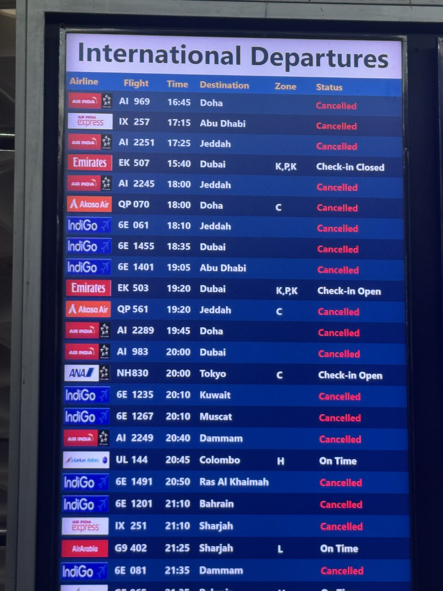 adadheech10's tweet photo. Major cancellation last minute at Mumbai Airport.

#Tehran #crude #saudiarabia #bahrain #AbuDhabi #DonaldTrump #Iran # https://t.co/KA2gDDQOMg