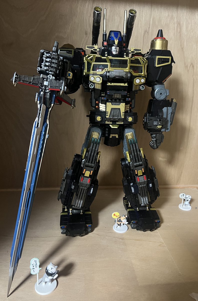 SenbeiTaiin's tweet photo. #ダイアクロン 
届いたぜ、カッコ良いデカブツが！
デカすぎて置き場所を用意してないから
明日はそれに取り掛かろう

ただ、説明書の様子がおかしいので
週明けにタカラトミーに連絡しないと
高級なブツなんだから詰めが甘いのは勘弁ならぬ https://t.co/zMmQFHHyqZ
