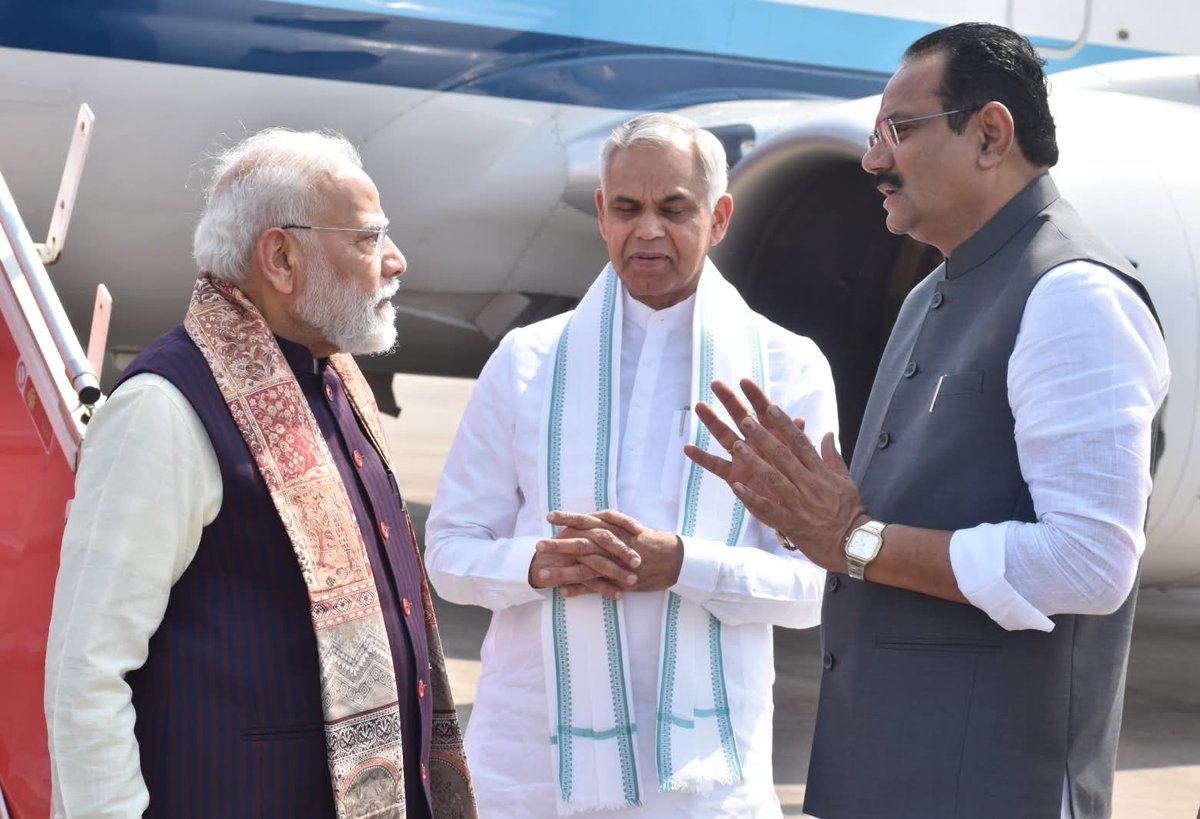 jitu_vaghani's tweet photo. ગુજરાતની પુણ્યધરા પર પધારેલા દેશના યશસ્વી વડાપ્રધાન શ્રી @NarendraModiજીનું હાર્દિક સ્વાગત કર્યું.

માન. મોદીજીની આ મુલાકાત ભારતના સેમિકંડકટર ક્ષેત્ર માટે ઐતિહાસિક પગલું સાબિત થશે. સાણંદ ખાતે માઈક્રોન ટેકનોલોજીના અદ્યતન ઉત્પાદન એકમનું ઉદ્ઘાટન ગુજરાતને વૈશ્વિક ચિપ નિર્માણ કેન્દ્ર તરીકે નવી ઓળખ અપાવશે.

ભારતમાં બનેલી પ્રથમ સ્વદેશી ચિપનું લોકાર્પણ “મેક ઇન ઇન્ડિયા” અને “આત્મનિર્ભર ભારત”ના સંકલ્પને વધુ દૃઢ બનાવશે. 🇮🇳

#SemiconRevolution
@PMOIndia | @CMOGuj | @BJP4Gujarat