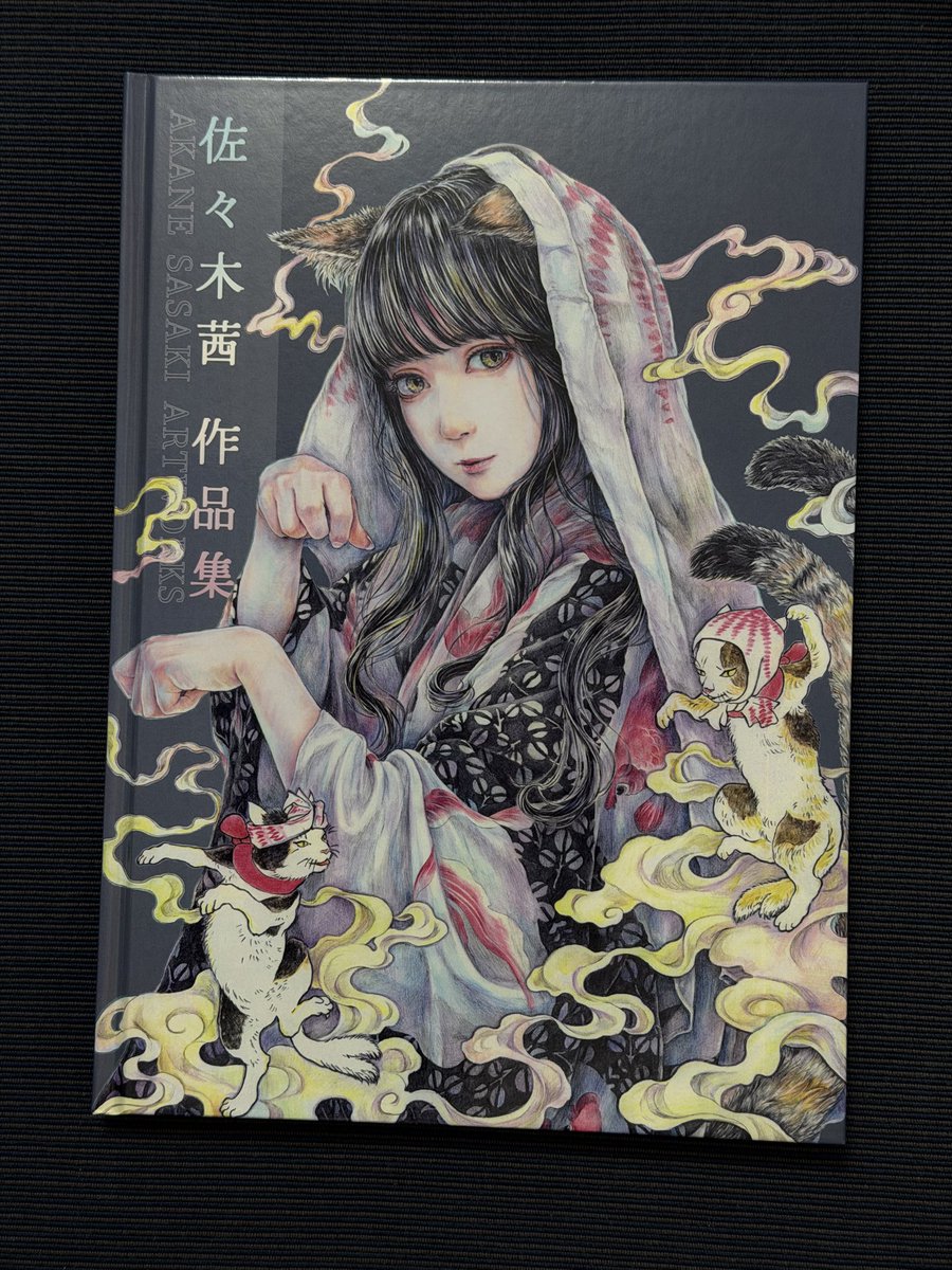 今日右上のサインの画集を購入できました！猫娘とアリス娘に癒されました！