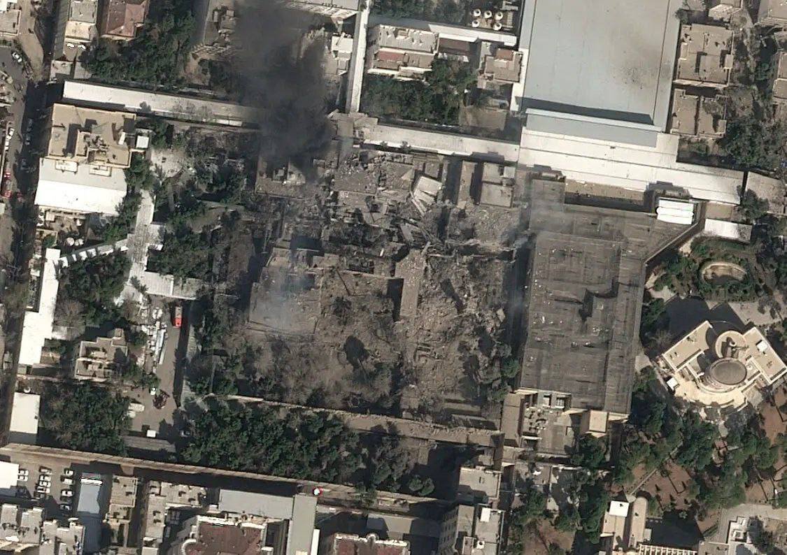 InfosLiban's tweet photo. 🇮🇷🇺🇸🇮🇱 - Le New York Times publie une photographie aérienne des dégâts causés par le bombardement de la résidence du guide suprême iranien Sayyed Ali Khamenei à Téhéran.

(@nytimes) https://t.co/t4Zpdsrr5U