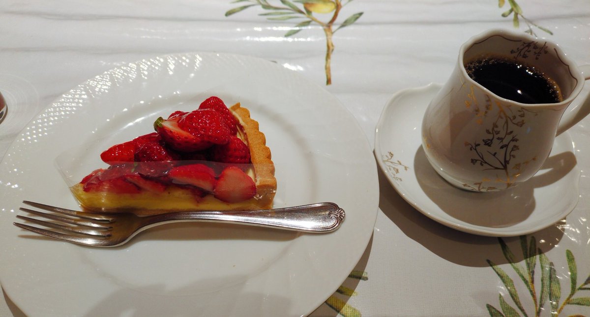 yu_bookworm's tweet photo. 本を読むために外出しました。
旬のいちごのタルトとコーヒーと共に読書は癒しすぎる。持っていった小説3冊読み切って、大満足です📚️🥰
今年は本格的に読書旅したいなぁ https://t.co/mb8y6j58nz