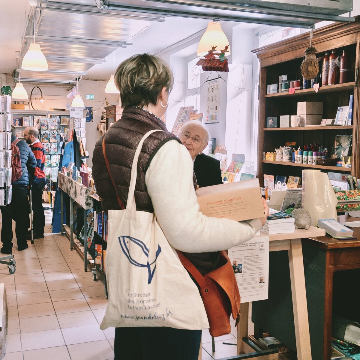 JCheminade's tweet photo. Dédicaces du livre Répondre au cri du peuple dans la très agréable librairie du Hérisson à Montargis. Excellente équipe de libraires 👌 https://t.co/rhHr8wtNDB
