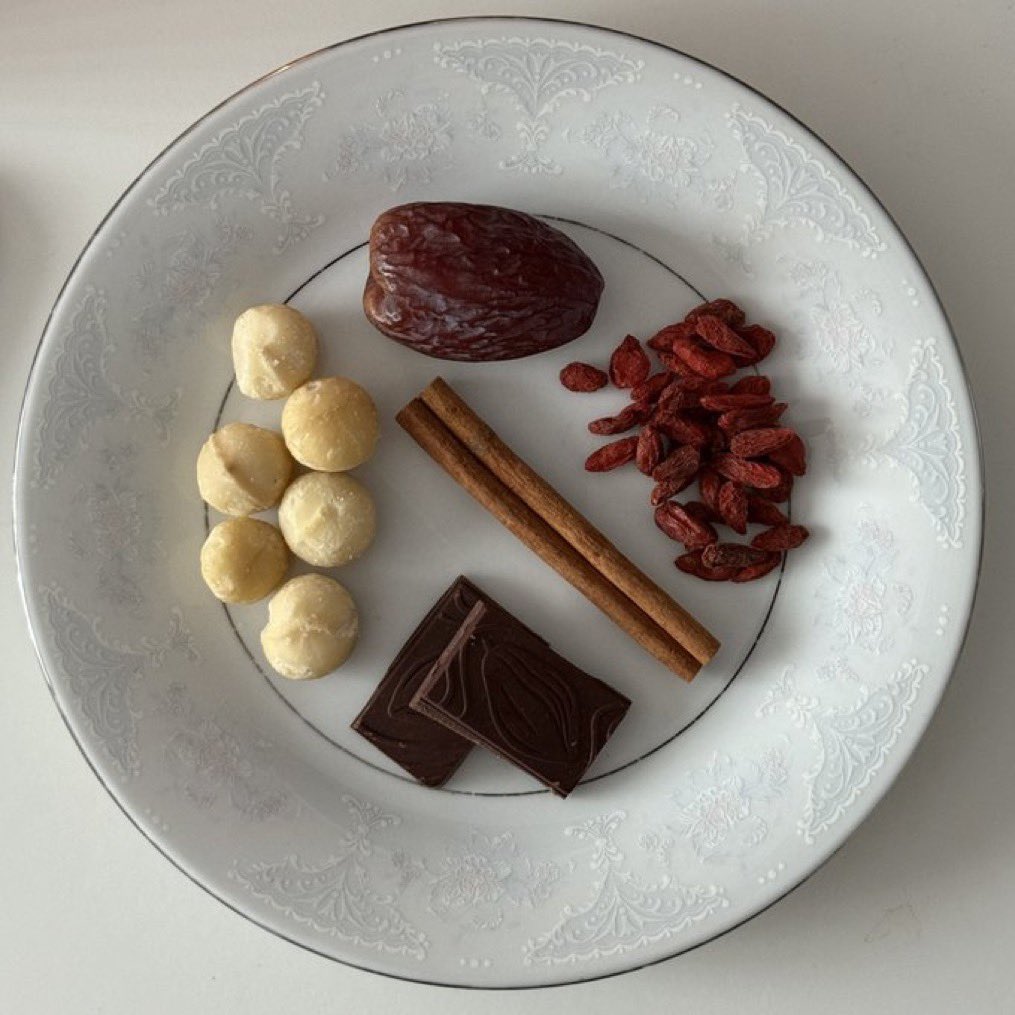 usernotsoreal's tweet image. Everyday i make myself a snack plate