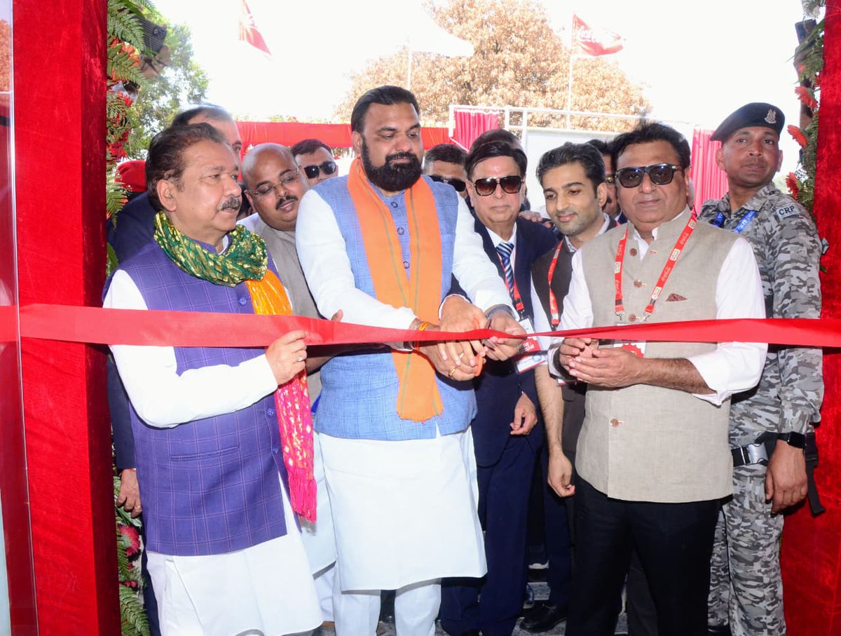 आज Bihar की जनता सवाल पूछ रही है —

कहाँ है IT Park?
कहाँ है Semiconductor Hub?
कहाँ है Defence Corridor?
कहाँ है Textile Park और SEZ?

युवा रोजगार मांग रहे हैं,
मां-बाप पलायन रुकने की उम्मीद कर रहे हैं,
लेकिन सत्ता सिर्फ छोटी फैक्ट्रियों के फीते काटकर “विकास” का भ्रम फैला रही है