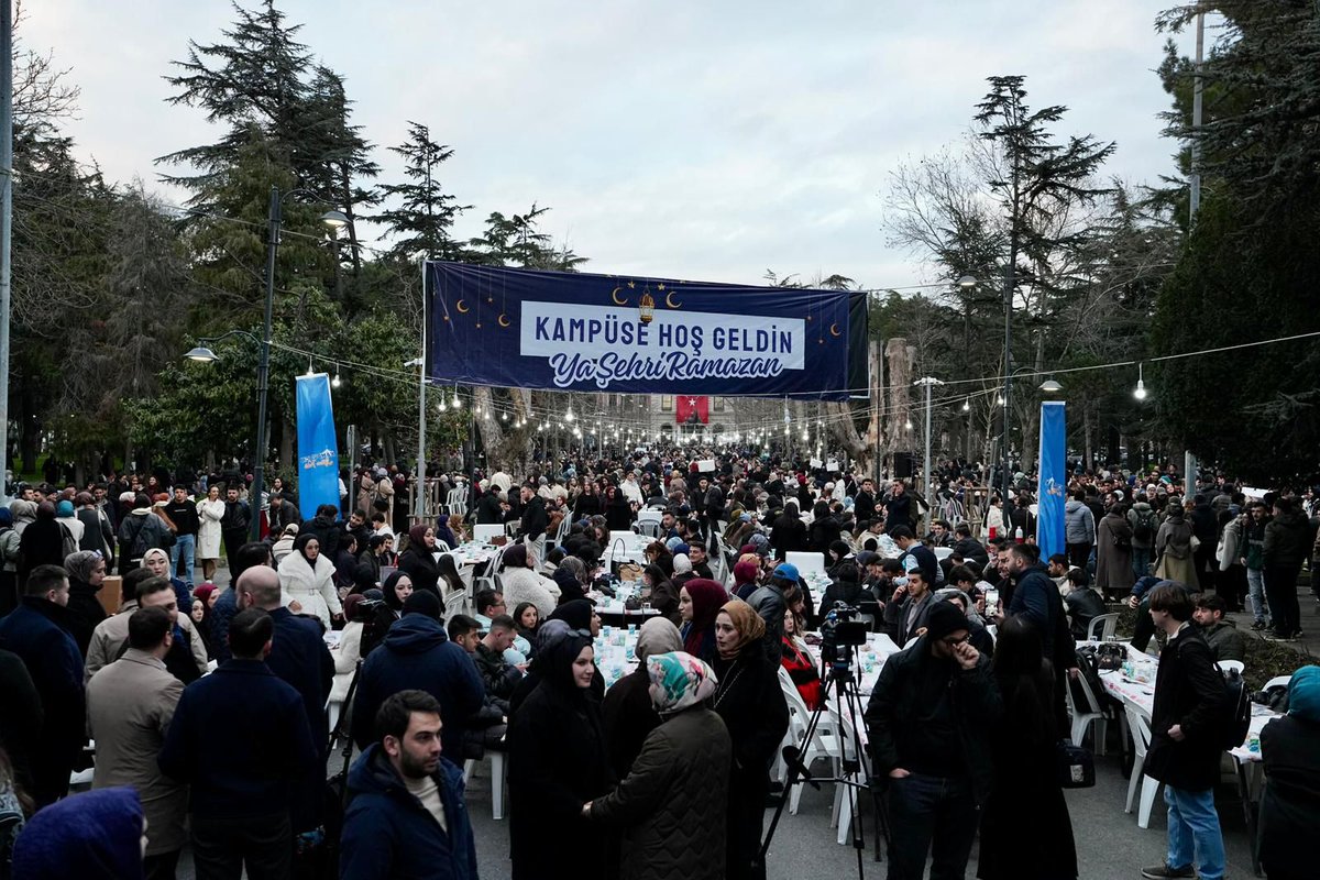 BekirTiryakii's tweet photo. Ülkenin bir çok ilinde;

-"28 Şubat’ta ikna edemediğiniz annelerin evlatlarıyız" yazılı pankartlar asıldığı görüldü.

Kolay gelinmedi bu günlere.
Dininize, değerlerinize, inançlarınıza ve Recep Tayyip Erdoğan'a sıkı sıkı sahip çıkın. https://t.co/l85S6QPjRg