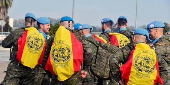 Defensagob's tweet photo. Siempre orgullosos del trabajo que realizan nuestras tropas en lugares como Líbano e Irak, garantizado la estabilidad y el orden internacional. 

Las Fuerzas Armadas españolas, referencia en misiones de sostenimiento de la paz. https://t.co/73ItLksKPc