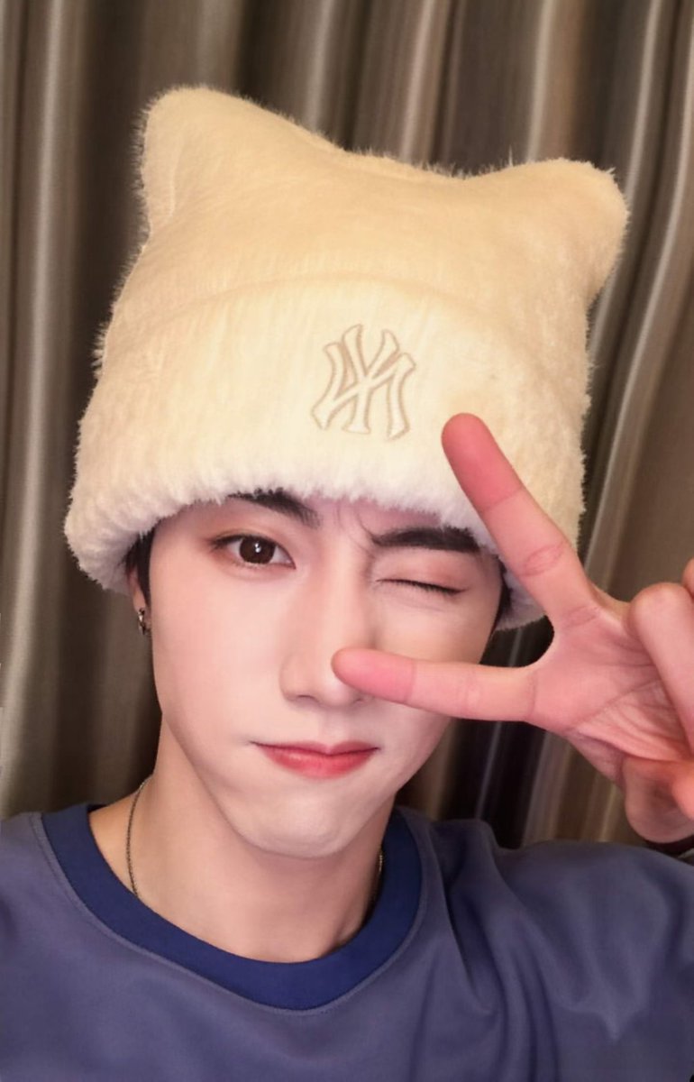 Let's start dropping tags! ✌🏻

MARK TUAN SILHOUETTE FANCON
#MarkTuanTheShapeOfYou_BKKD1