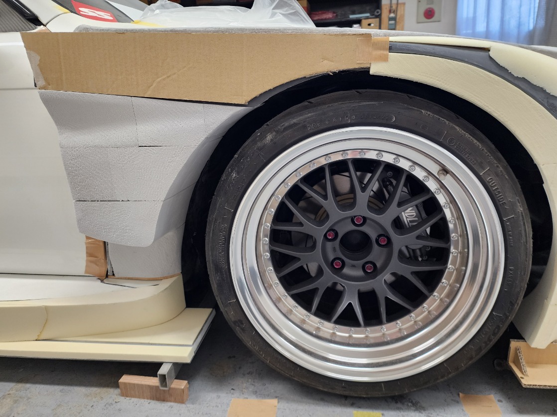 anikis14's tweet photo. GT300と同形状で製作するため、まずはウレタンでベース形状を起こしていく工程です。
実際にGT300車両のカウルを手掛けている方が製作しているため、高精度なGT300ラインに仕上がっていきます。
ここからどう変化していくのか、順番にアップしていきます。

#製作途中からしか得られない栄養素がある https://t.co/mlnkaKK7ml
