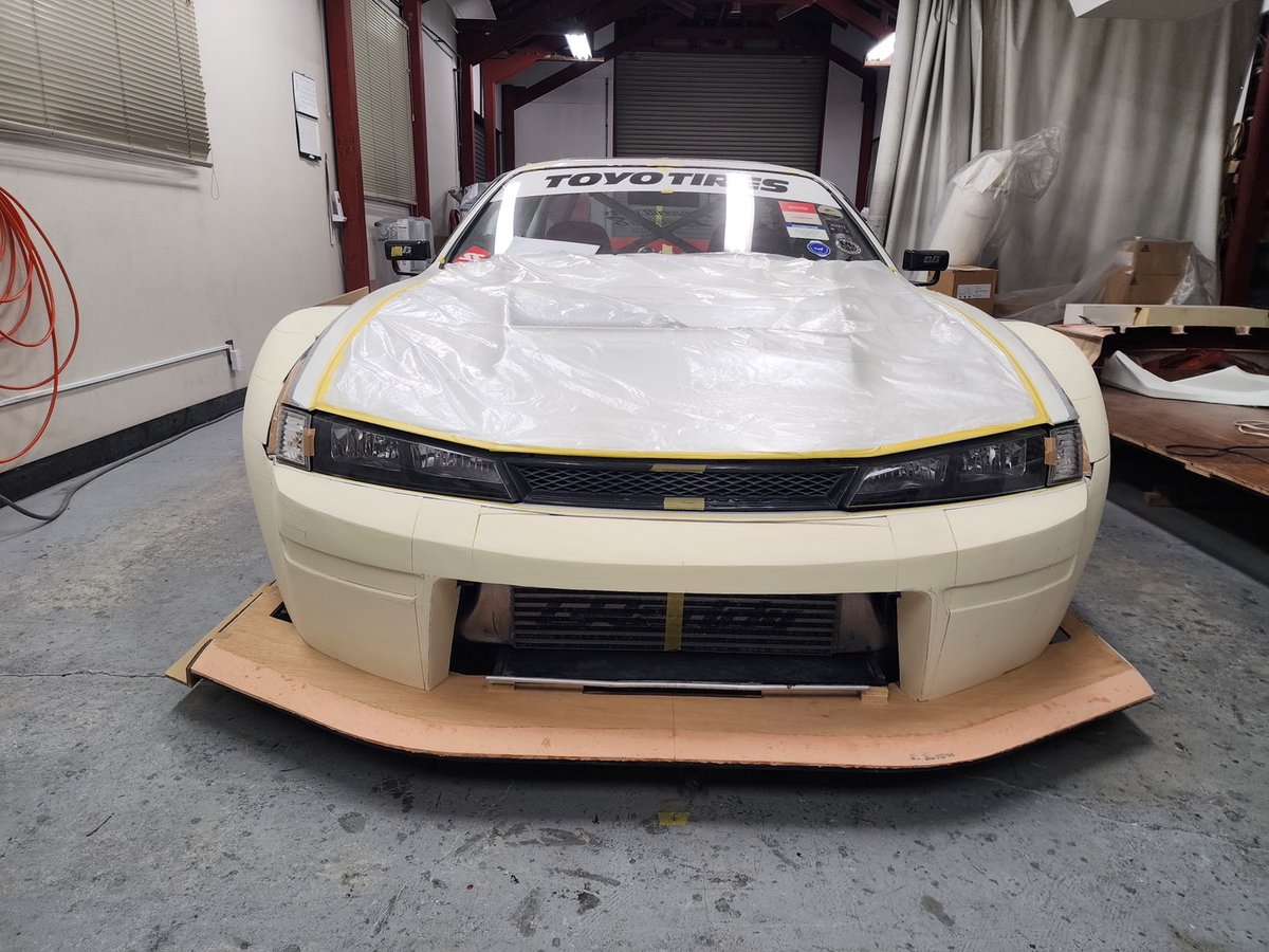 anikis14's tweet photo. GT300と同形状で製作するため、まずはウレタンでベース形状を起こしていく工程です。
実際にGT300車両のカウルを手掛けている方が製作しているため、高精度なGT300ラインに仕上がっていきます。
ここからどう変化していくのか、順番にアップしていきます。

#製作途中からしか得られない栄養素がある https://t.co/mlnkaKK7ml