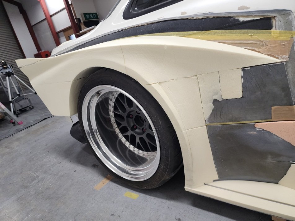 anikis14's tweet photo. GT300と同形状で製作するため、まずはウレタンでベース形状を起こしていく工程です。
実際にGT300車両のカウルを手掛けている方が製作しているため、高精度なGT300ラインに仕上がっていきます。
ここからどう変化していくのか、順番にアップしていきます。

#製作途中からしか得られない栄養素がある https://t.co/mlnkaKK7ml