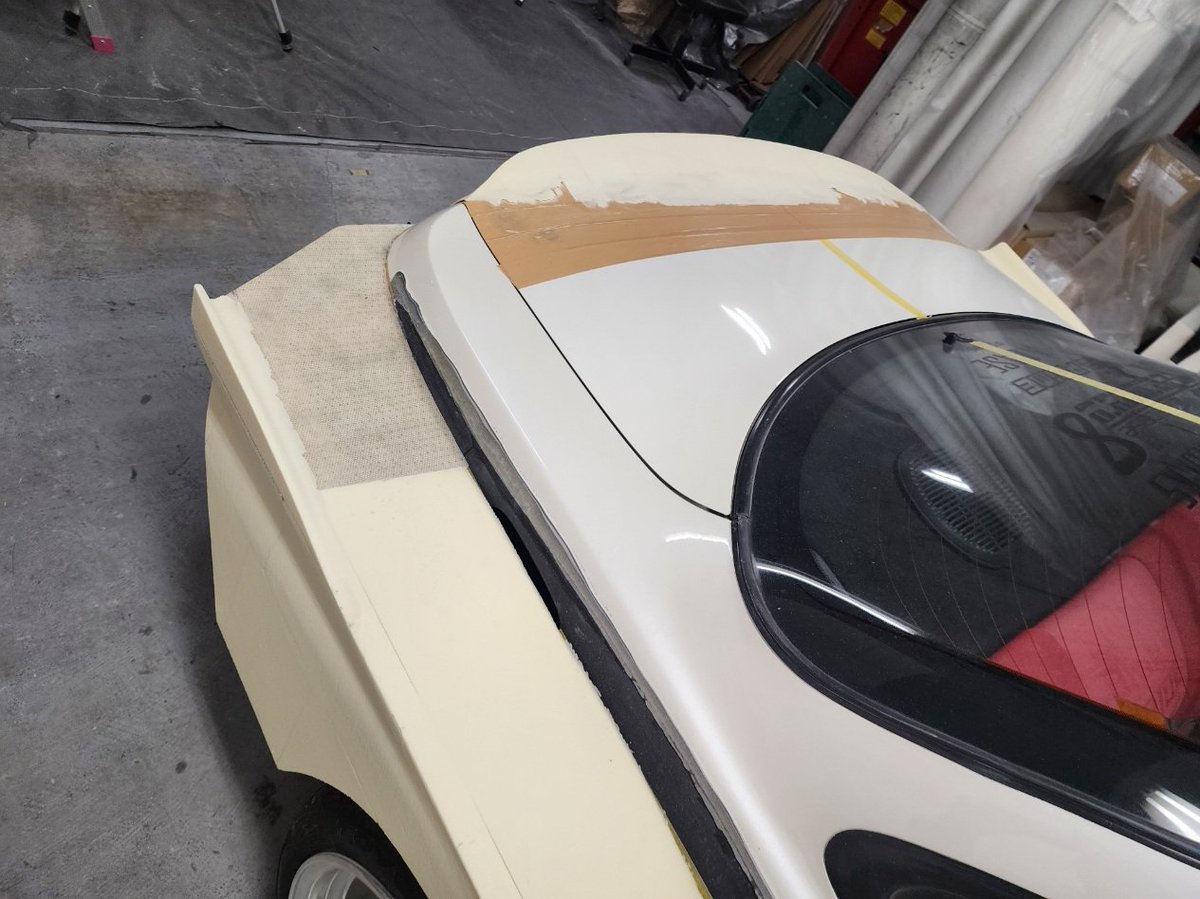 anikis14's tweet photo. GT300と同形状で製作するため、まずはウレタンでベース形状を起こしていく工程です。
実際にGT300車両のカウルを手掛けている方が製作しているため、高精度なGT300ラインに仕上がっていきます。
ここからどう変化していくのか、順番にアップしていきます。

#製作途中からしか得られない栄養素がある https://t.co/mlnkaKK7ml
