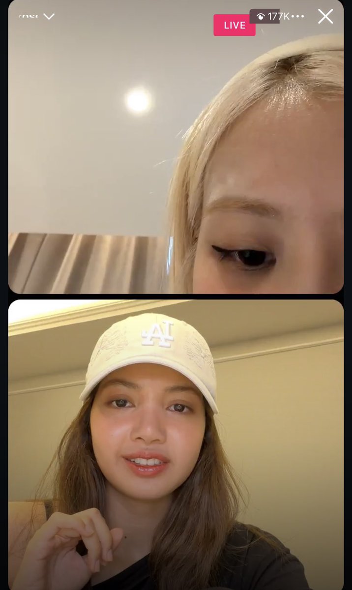 BLACKPINKBRASIL's tweet image. Chaelisa e Jensoo tendo lives separadas porque elas estão tendo dificuldade de fazer live juntas 😅

#BLACKPINK @BLACKPINK