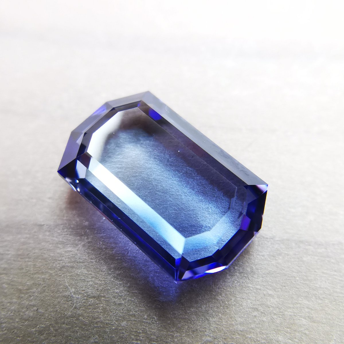 淡い群青色とクリアのバイカラーのタンザナイトです 肉眼では色の