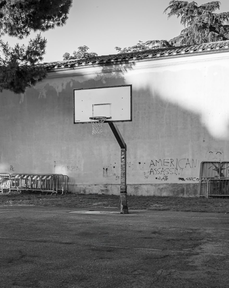 bernatGO5's tweet photo. Les parets i les pistes també reflecteixen el moment que vivim.
Imatges capturades a Bologna, estiu 2024.
#StreetPhotography #CityVoices https://t.co/SoppBaiv2F
