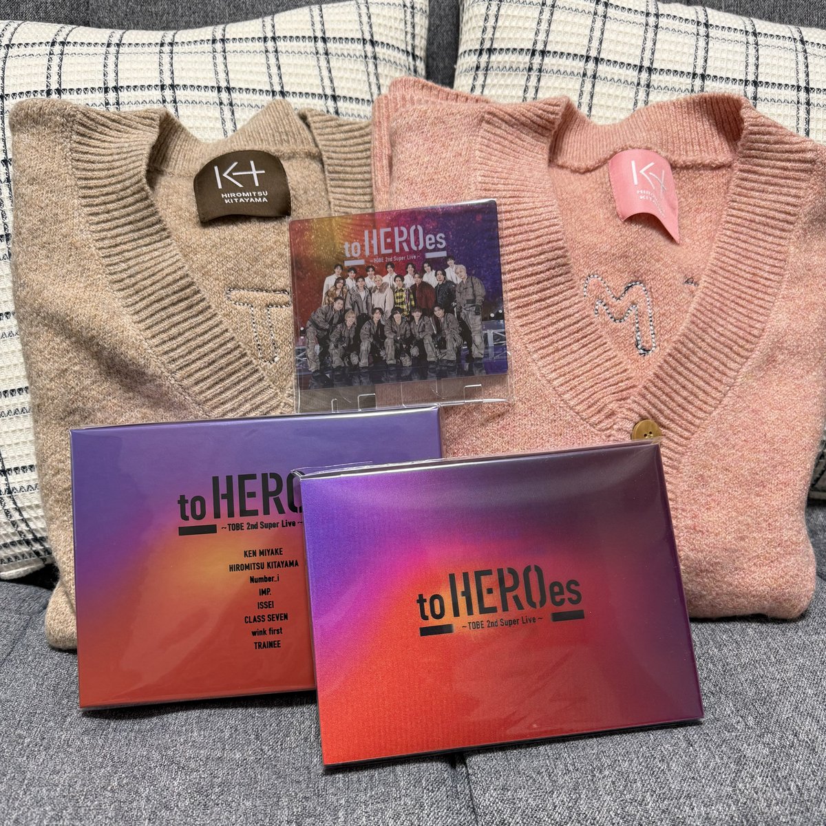 shiell9177's tweet image. うちにも届きました❣️
出掛けてたので受け取り遅らせてました🙌
どちらも可愛い色🥰
手触りも最高🫶
toHEROesも届いてて一緒に🍒ྀི
#北山宏光
#北山宏光オリジナルカーディガン