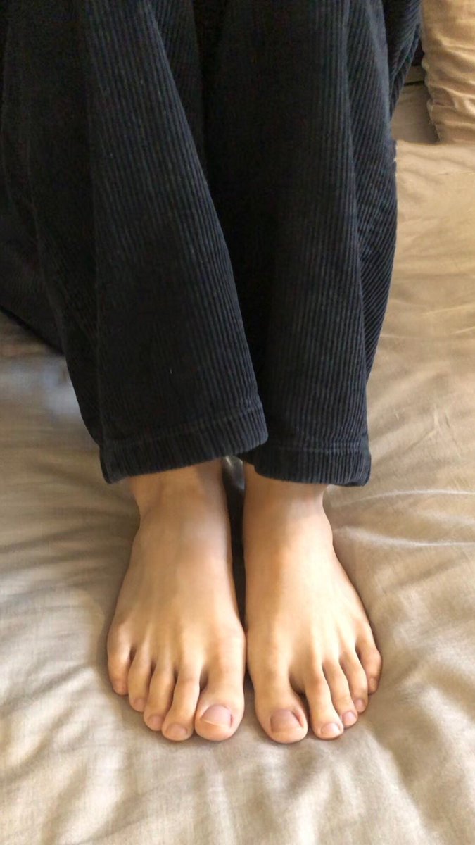 linshiuser's tweet photo. 好久沒上線了，來發個腳照好了，希望還有人會看。

#tickle  #feet #腳趾 #搔癢 #戀足 https://t.co/sw1NrBFg8D