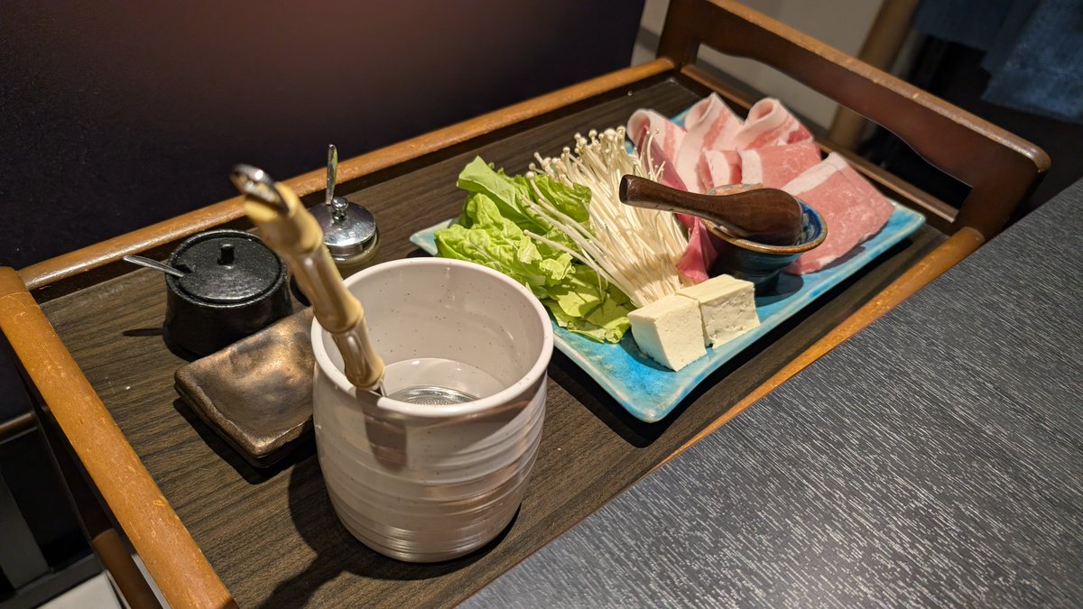 oak_friends's tweet photo. 素材の味を存分に楽しめて、美味しゅうございました
一方でワタシのような庶民のお財布的にはなかなか素直に慶べない世界でしたわ…()
これも社会勉強、っと https://t.co/1ChX6BBMtg