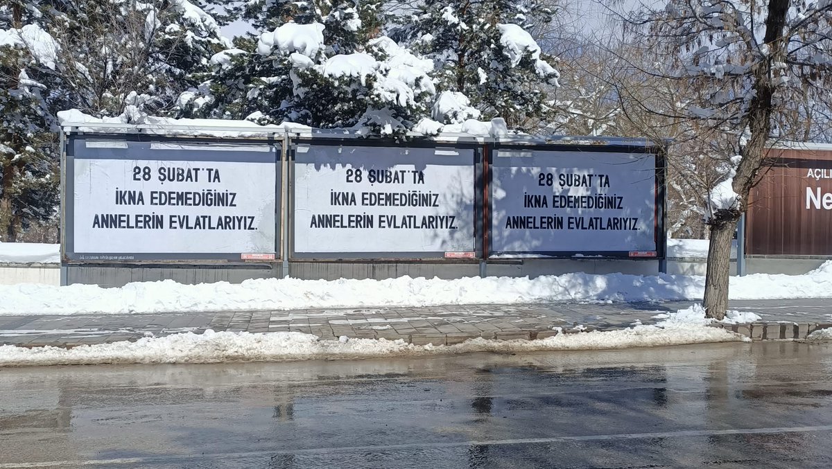 BekirTiryakii's tweet photo. Ülkenin bir çok ilinde;

-"28 Şubat’ta ikna edemediğiniz annelerin evlatlarıyız" yazılı pankartlar asıldığı görüldü.

Kolay gelinmedi bu günlere.
Dininize, değerlerinize, inançlarınıza ve Recep Tayyip Erdoğan'a sıkı sıkı sahip çıkın. https://t.co/l85S6QPjRg