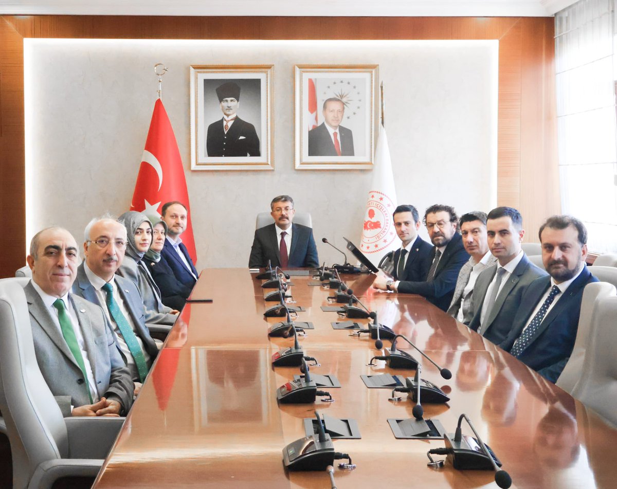 📍İçişleri Bakanlığı

Türkiye Yeşilay Cemiyeti Genel Başkanı Sayın Doç. Dr. Mehmet Dinç ve kıymetli Yönetim Kurulu üyelerini misafir ettik.

Uyuşturucu, kumar ve her türlü bağımlılıkla mücadelede ortak irademizi ve iş birliğimizi istişare ettik.  Bizim yegâne gayemiz ve arzumuz;