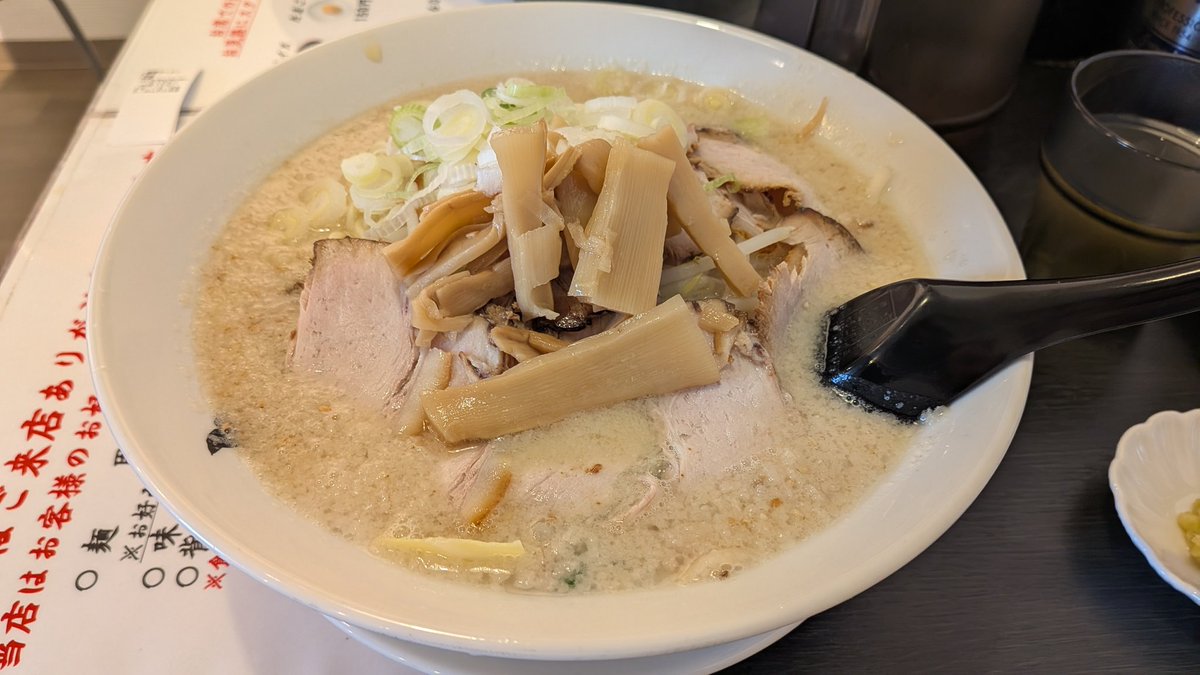 asuka_sugo's tweet photo. らーめんの土佐屋 竹尾インター店
背脂みそラーメン　大盛
2026年20杯目
麺硬め、味濃い目、追い生姜で注文
太麺じゃなくても、全然美味しい✨
そんなに腹ペコじゃなかったんだけど、大盛余裕すぎた🤣
ここの味噌は他店では味わえない、美味すぎ👍
にんにく、辛味も入れるとgood😆
#新潟
#ラーメン https://t.co/tWmezSUVzY