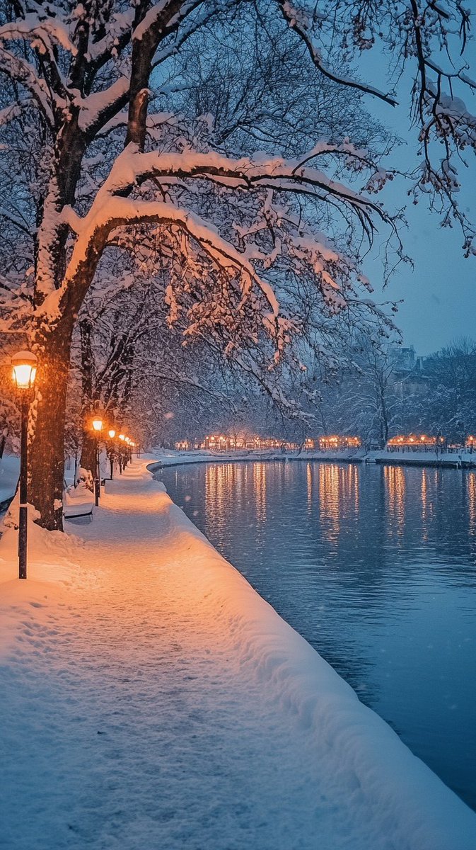 DreamJapanwk's tweet photo. Winter lights along the lake — when silence speaks louder than words ❄️🏮
📍 Japan #japan #winter #snow #lake #lantern #dreamjapan #winterjapan #peaceful #nightwalk https://t.co/dkR496013D