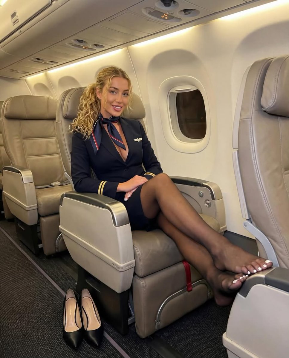 HeelsTights's tweet image. So sexy #tights #cabincrew