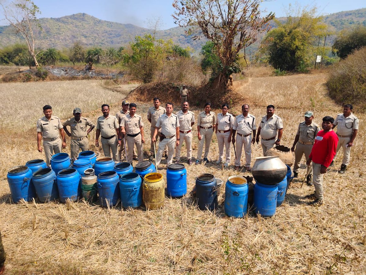 SP_BERHAMPUR's tweet image. Joint raid by Jarada Police &amp;amp; Excise dept. 8400L fermented wash, 260L ID liquor seized &amp;amp; destroyed in Kharianala village. Case registered, investigation on to nab accused. 

#ExciseRaid #BerhampurPolice #LiquorCrackdown