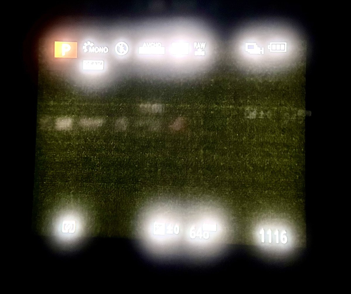 cy31kai's tweet image. 愛用してるマイクロフォーサーズのLUMIX  G6のファインダーが曇って見難くなってきた。ファインダーの中がこんな感じに…写りに影響な無いけど撮影テンションダダ下がり…勿論、メーカー修理は出来ません。どーしてこうなった？
#マイクロフォーサーズ #LUMIX #G6 #ミラーレス一眼