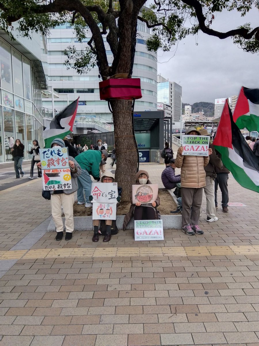 kobekodo's tweet photo. #FreeGaza
#FreeParestine
アンデスの音楽とくにもりさんの演説を聞きながらのスタンディング。
外国の方が3、4人私たちのプラカードを見て笑顔で合図を送ってくれました。
日本人は相変わらず無関心。
どうしてでしょう? https://t.co/q7oe4Yet2j