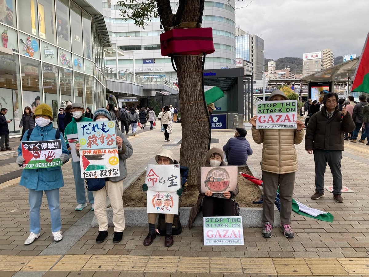 kobekodo's tweet photo. #FreeGaza
#FreeParestine
アンデスの音楽とくにもりさんの演説を聞きながらのスタンディング。
外国の方が3、4人私たちのプラカードを見て笑顔で合図を送ってくれました。
日本人は相変わらず無関心。
どうしてでしょう? https://t.co/q7oe4Yet2j