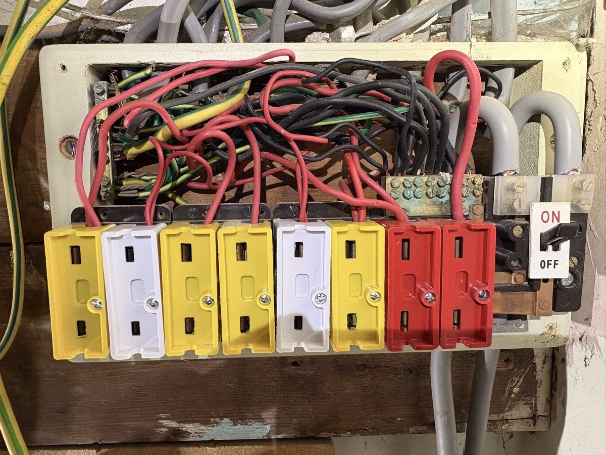 ⚡ Is Your Fuse Board Still Safe? ⚡

This is an example of an older consumer unit I recently inspected.

While it may still “work,” is it safe? 

#Beeston #Nottingham #NottinghamElectrician #Electrian #FuseBoardUpgrade #ElectricalSafety #18thEdtion #BS7671 #LocalElectrician